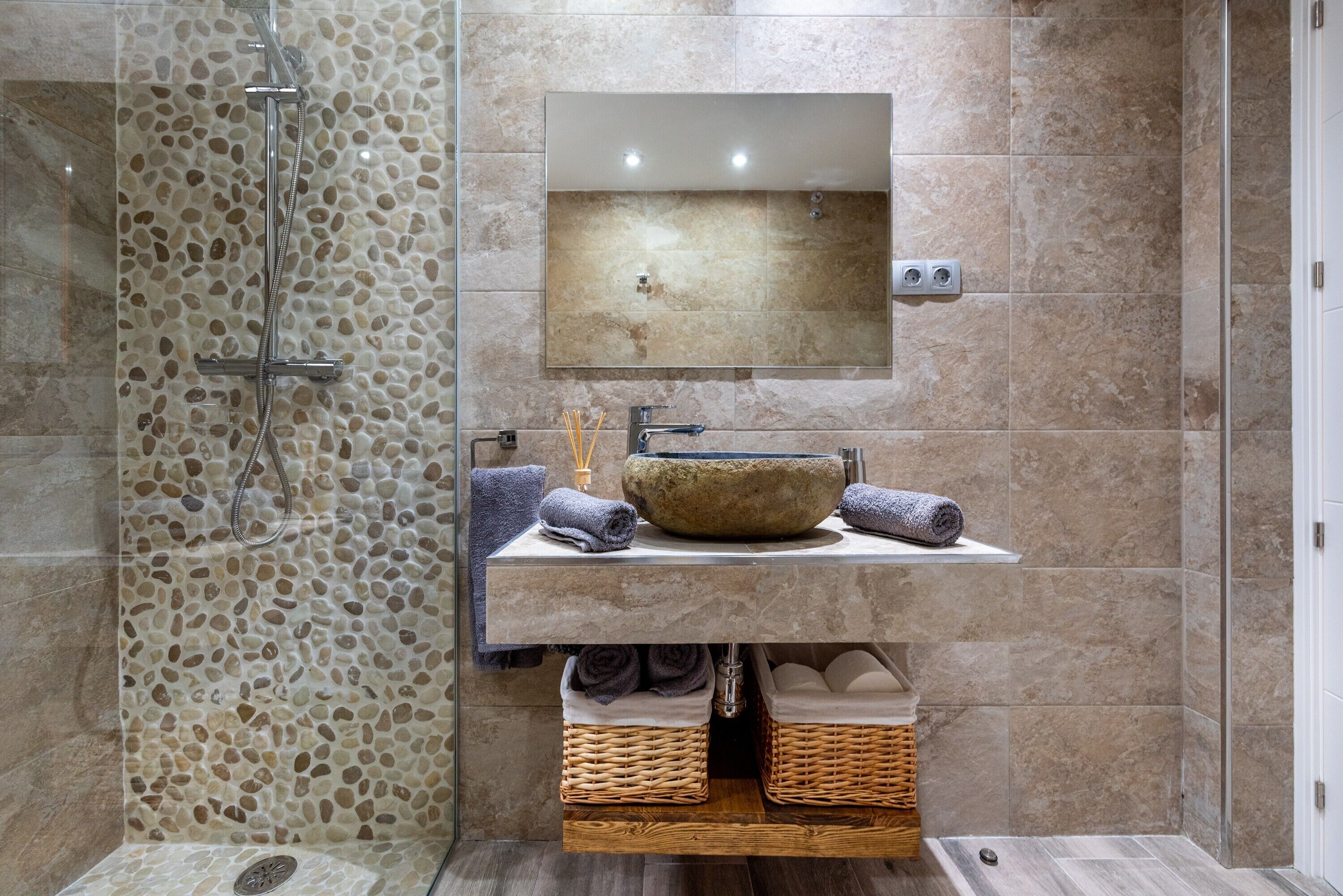 Een douche, een haardroger, handdoeken