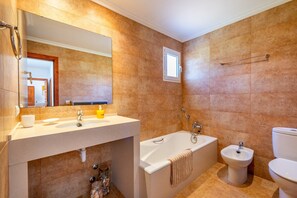 Badewanne, Haartrockner, Bademäntel, Handtücher