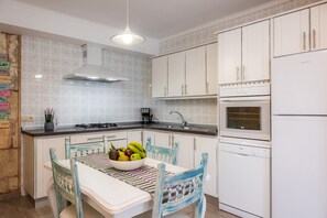 Een koelkast, een microgolfoven, een oven, een kookplaat