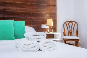 3 slaapkamers, een strijkplank/strijkijzer, gratis wifi, beddengoed