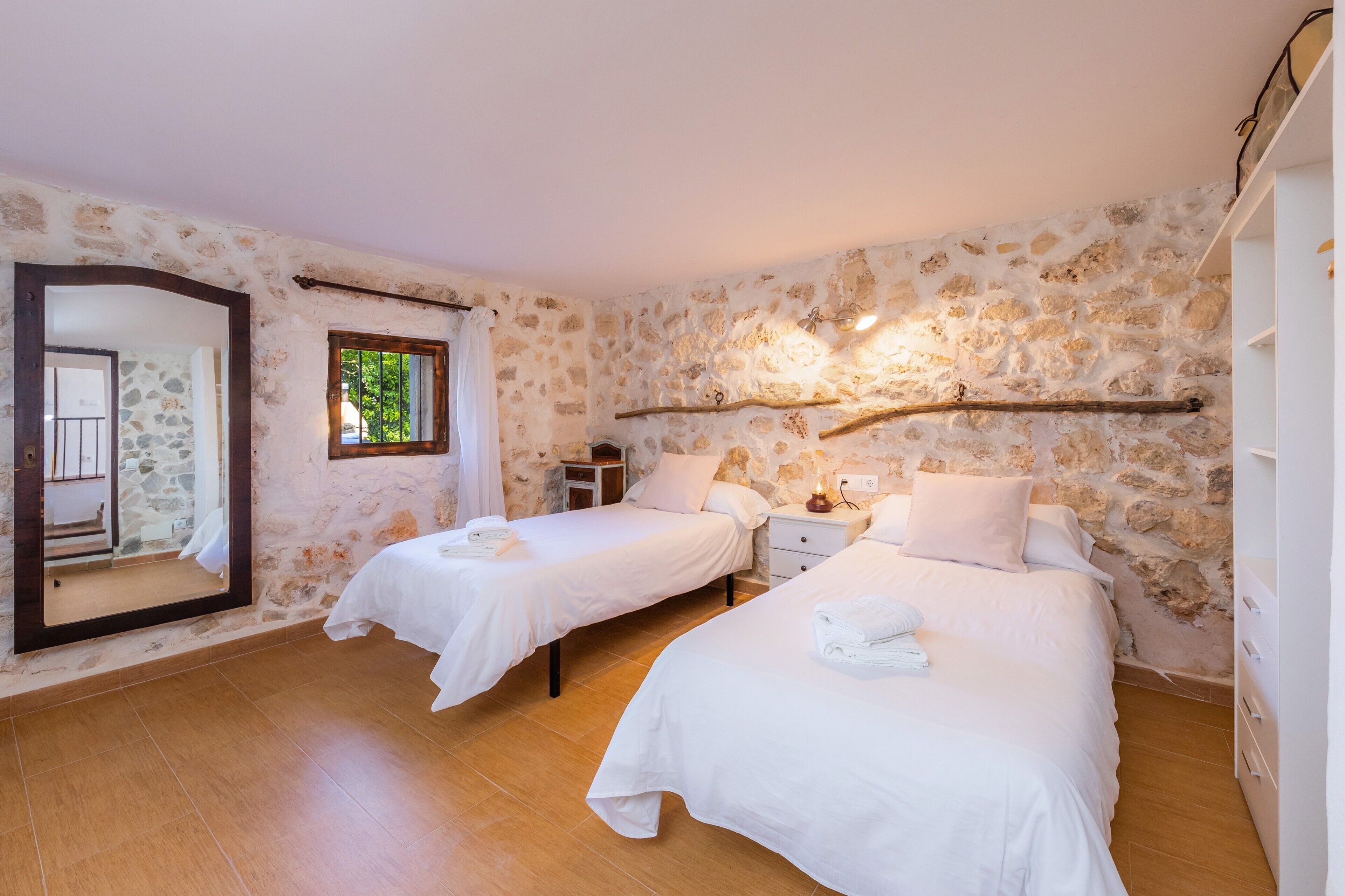 3 habitaciones, tabla de planchar con plancha y wifi gratis 