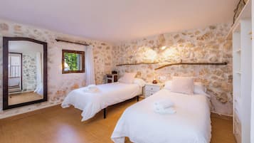 3 makuuhuonetta, silitysrauta/-lauta, ilmainen Wi-Fi, vuodevaatteet