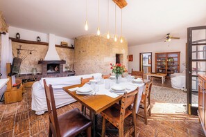 Dining - Pet-Friendly Vacation Home Moli Den Barret with Mountain View, Pool & Wi-Fi (Santa Margalida)