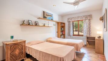 4 bedrooms, iron/ironing board, free WiFi, bed sheets