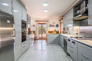 Jääkaappi, mikroaaltouuni, uuni, liesi