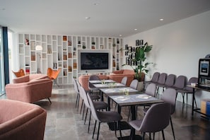 Dining - A House In Estoril (Cascais)