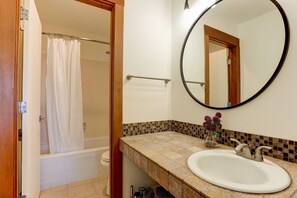 Haartrockner, Handtücher, Shampoo