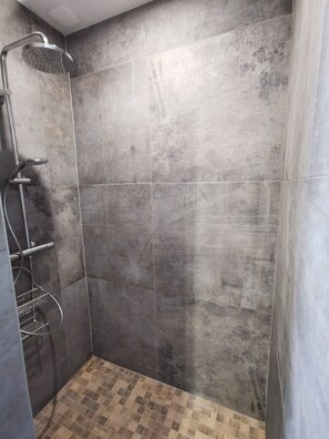 Dusche, Haartrockner, Handtücher, Toilettenpapier