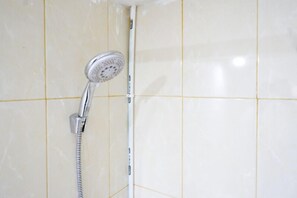 Dutxa amb plat de roba de dents i mànega flexible.