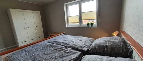 2 habitaciones, caja de seguridad en la habitación y cuna de viaje