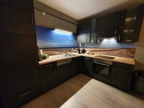 Kühlschrank, Mikrowelle, Ofen, Geschirrspüler