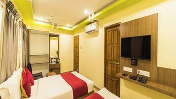 Habitació quàdruple estàndard | Escriptori, llits addicionals, wifi gratuïta i roba de llit