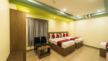 Family Room | Desk, rollaway beds, free WiFi, bed sheets