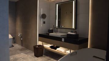 Suite classique, 1 chambre | Salle de bain | Articles de toilette (gratuits), séchoir à cheveux, peignoirs