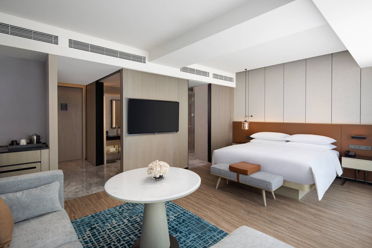 Studio, 1 Tempat Tidur King | Seprai premium, selimut bulu angsa, minibar, dan brankas