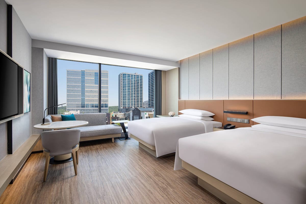 Seprai premium, selimut bulu angsa, minibar, dan brankas