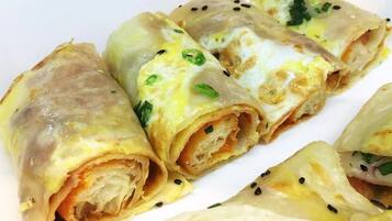 Un plato de rollitos primavera con relleno y decoración visibles.