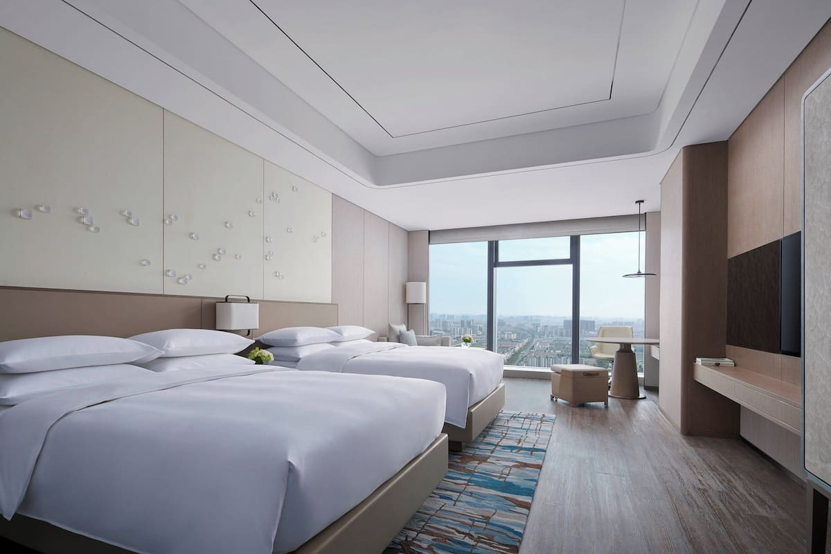 1 kamar tidur, minibar, brankas, dan meja kerja