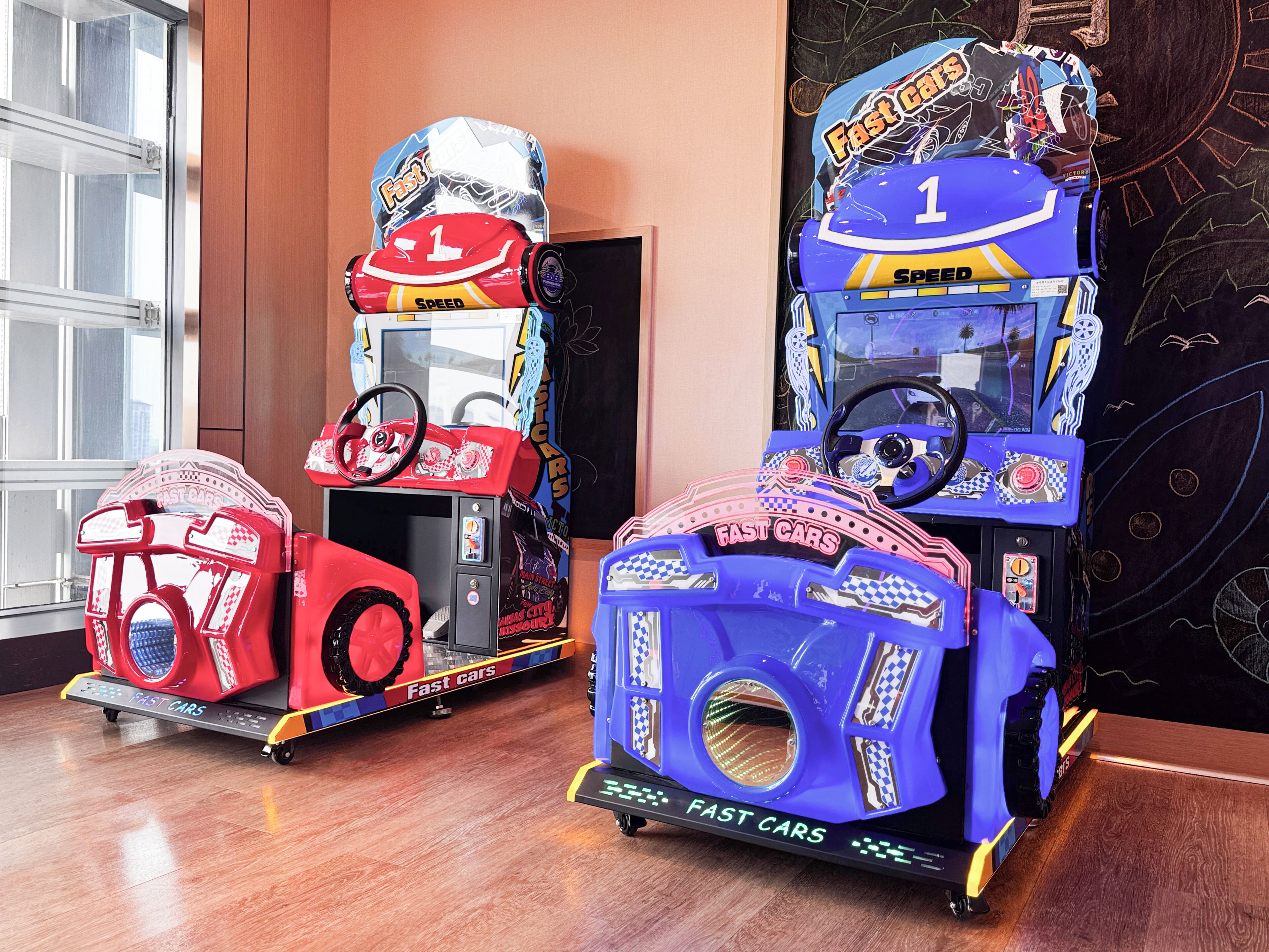 Trois jeux d’arcade de course, intitulés « Voitures rapides », équipés de volants et affichant des numéros de course.