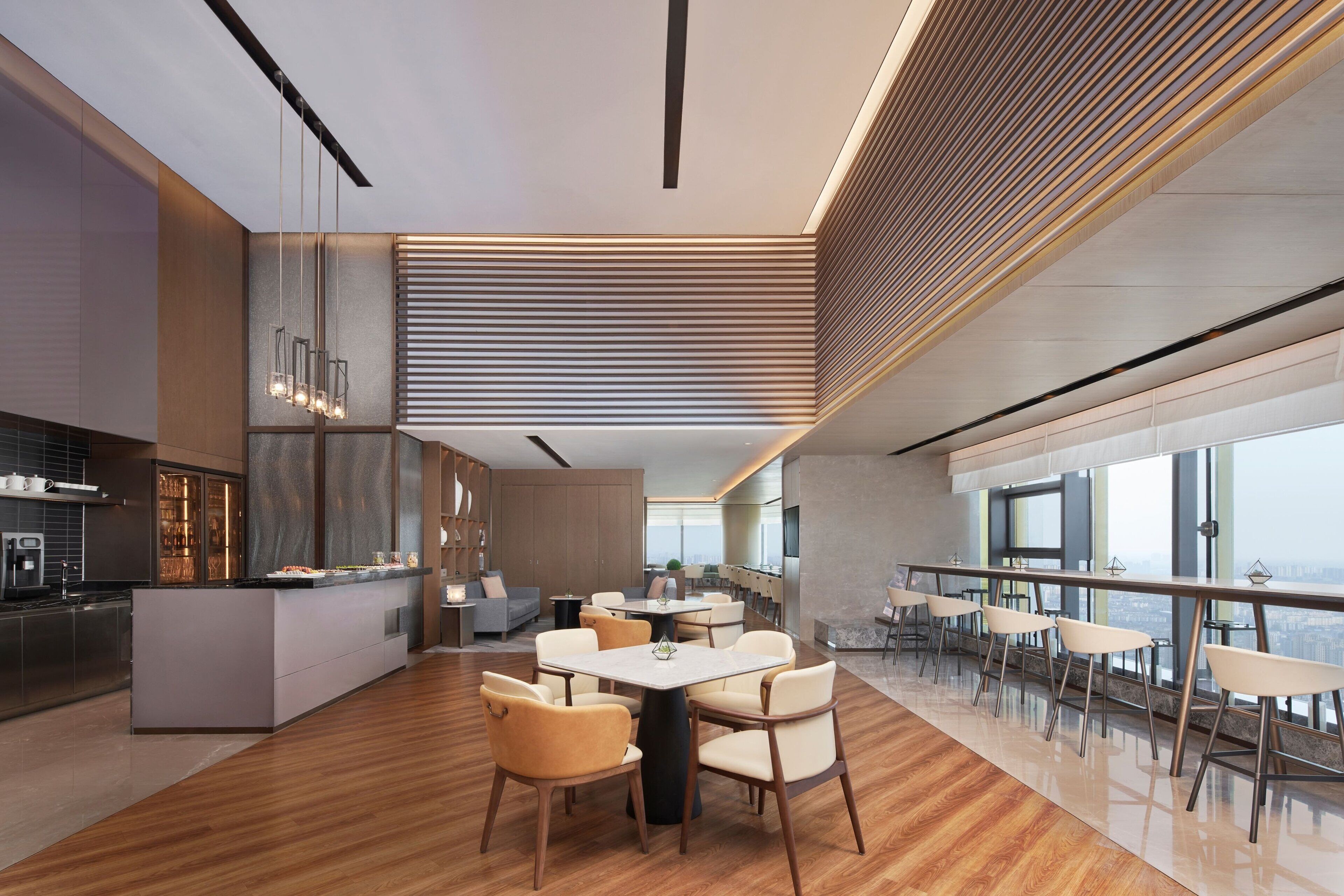 club room, 1 king bed | lounge