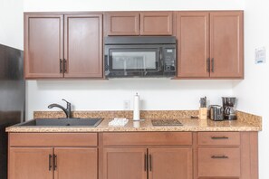 Jääkaappi, mikroaaltouuni, uuni, kahvin-/teenkeitin