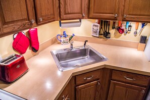 Full-size fridge, microwave, oven, stovetop