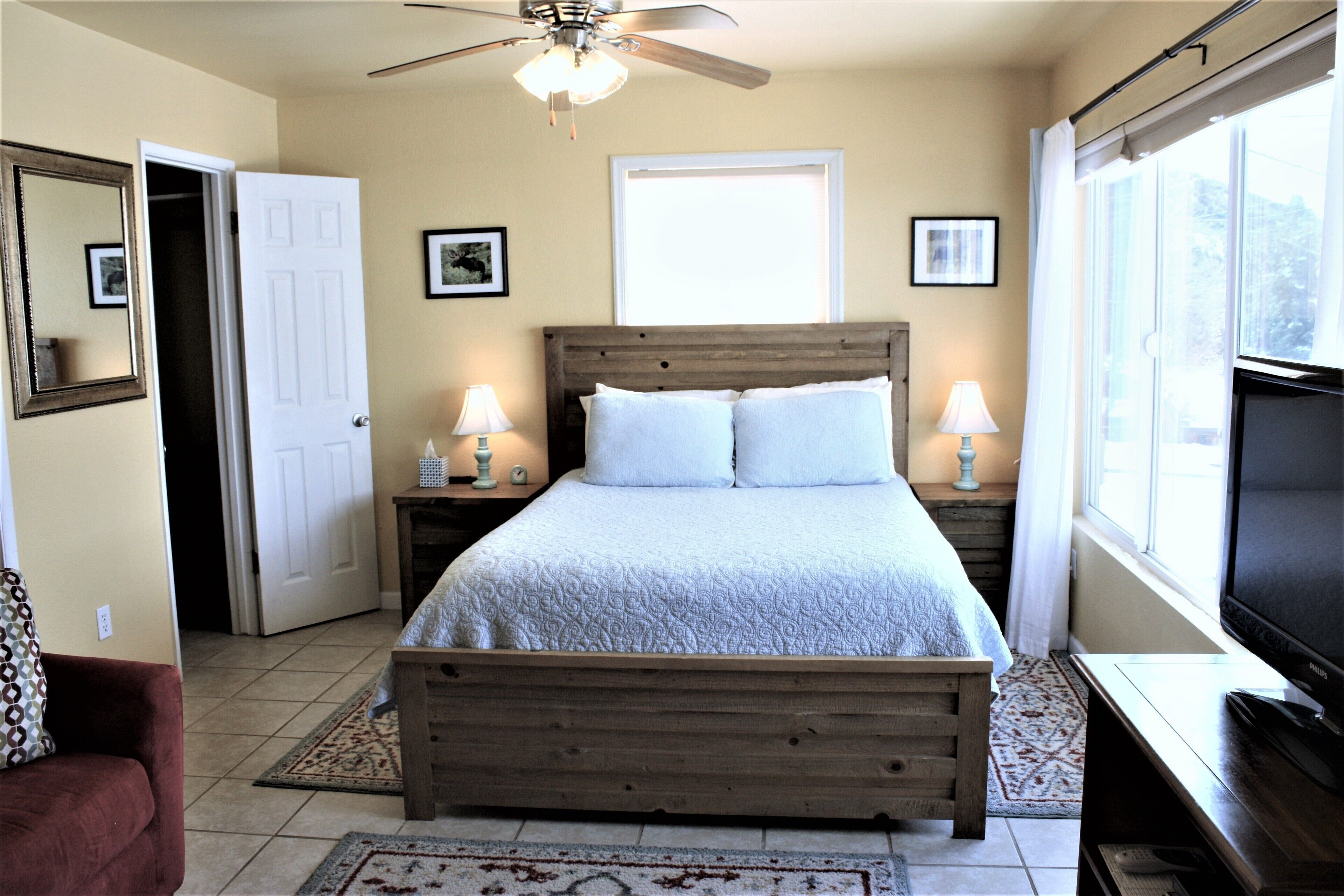 Quaint Studio, Walk downtown, Pet friendly, fenced yard, covered patio