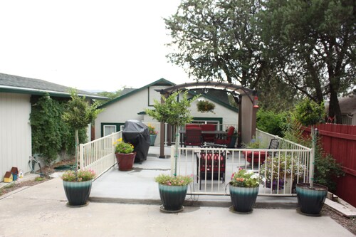 Viehättävä Studio-mökki, Kävele keskustassa, Lemmikkieläinystävällinen, aidattu piha, katettu terassi