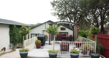 Viehättävä Studio-mökki, Kävele keskustassa, Lemmikkieläinystävällinen, aidattu piha, katettu terassi