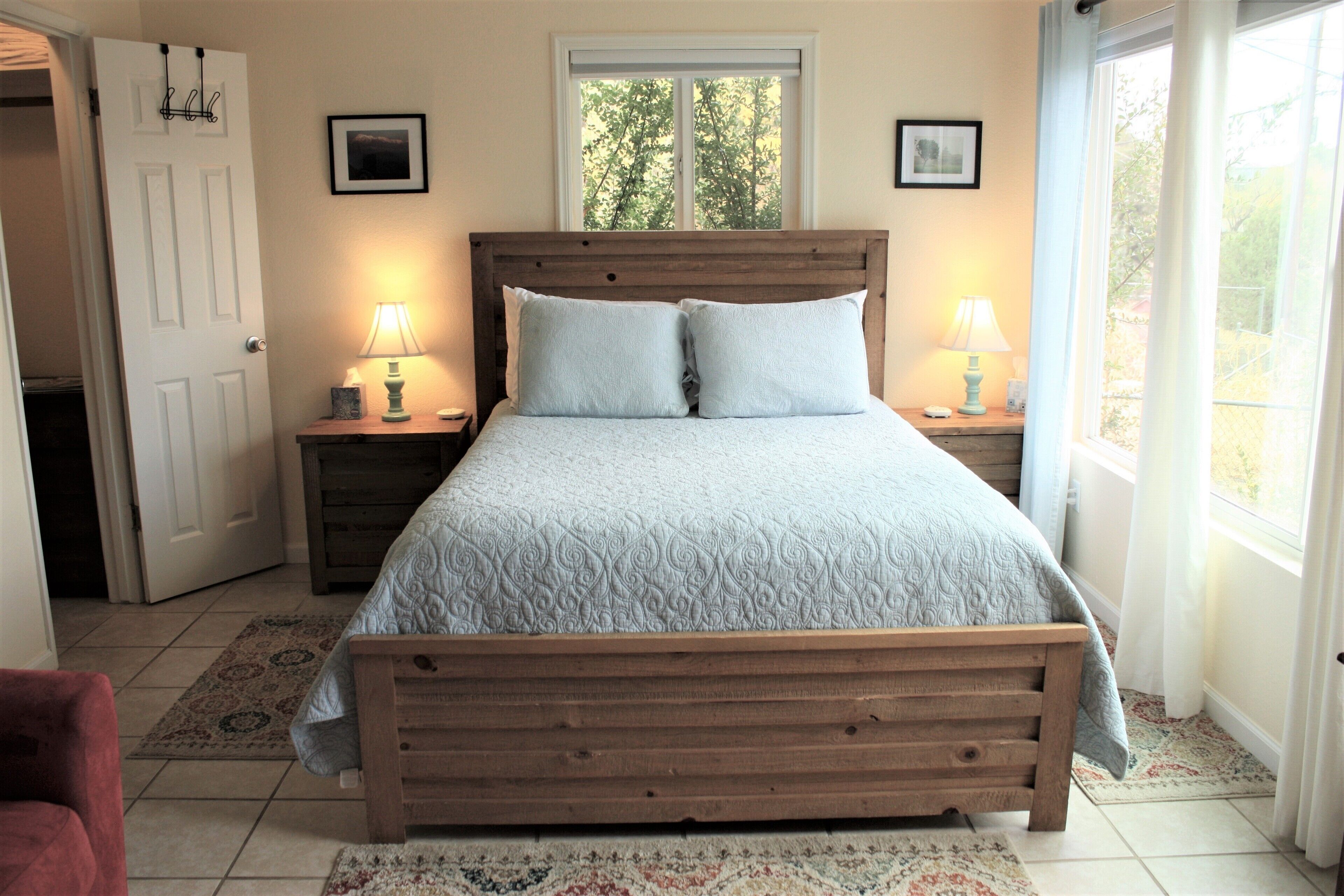 Quaint Studio, Walk downtown, Pet friendly, fenced yard, covered patio