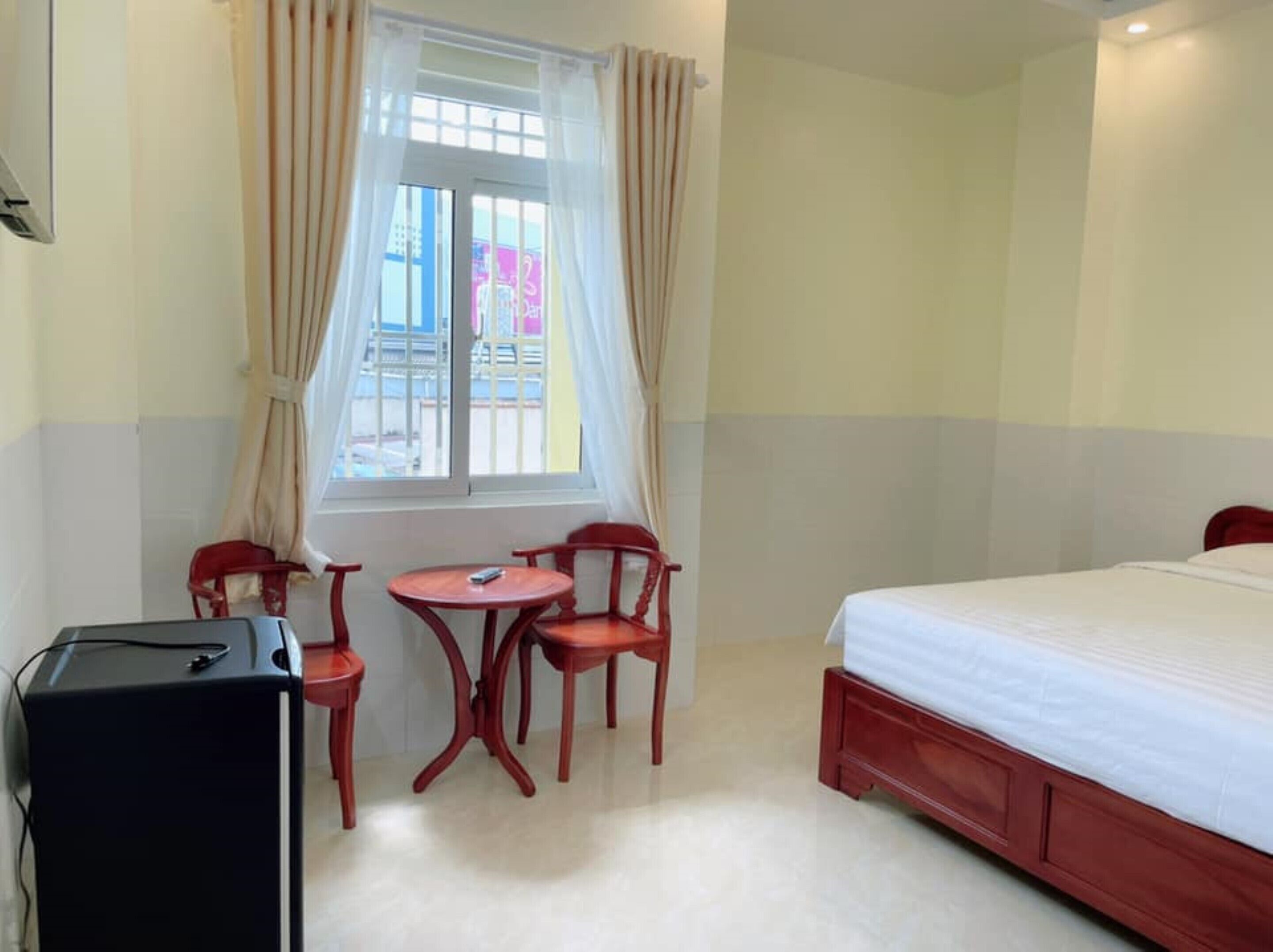 deluxe double room | minibar, in-room safe, desk, blackout curtains