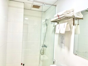 Shower, hydromassage showerhead, free toiletries, hair dryer