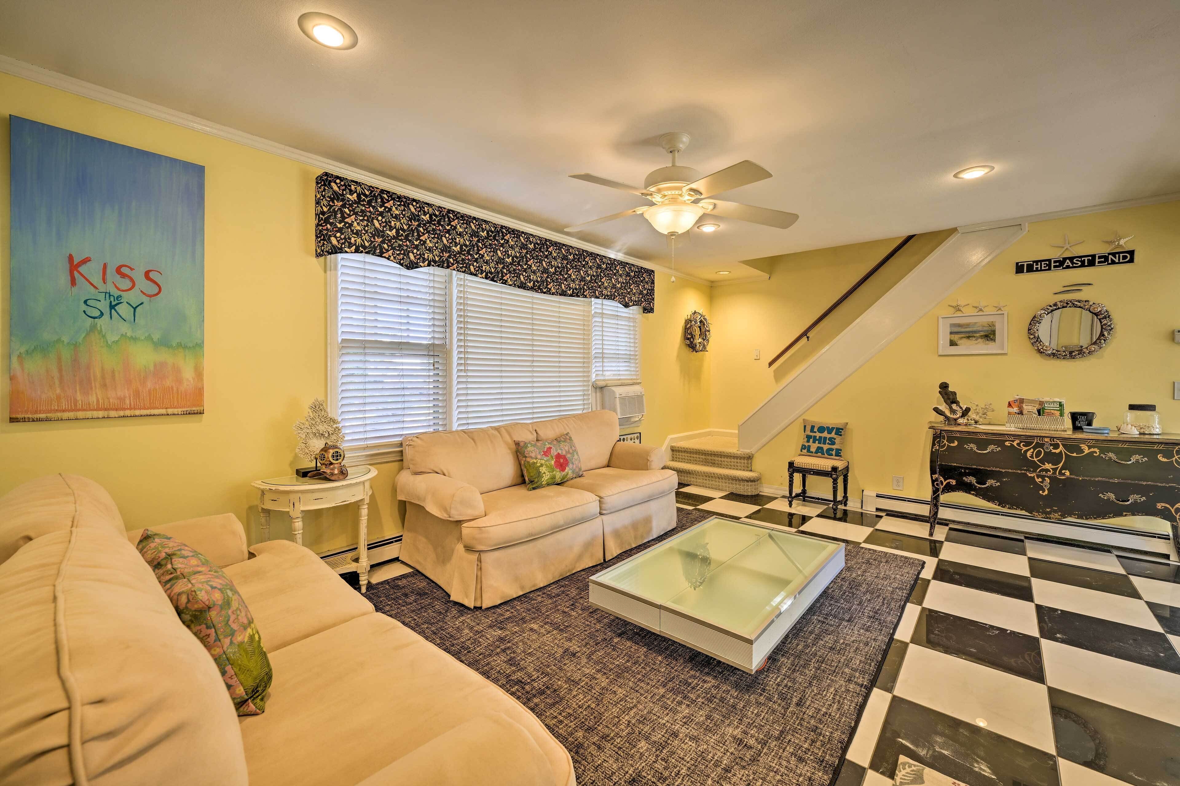 Majestic Escape on Long Island - Walk to Beach!