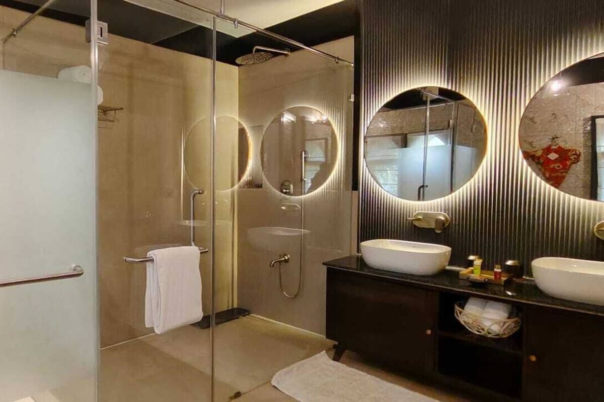Camera Luxury | Bagno | Doccia, set di cortesia gratuito, asciugacapelli, accappatoio