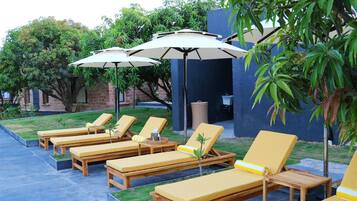 AuĂenpool, LiegestĂŒhle