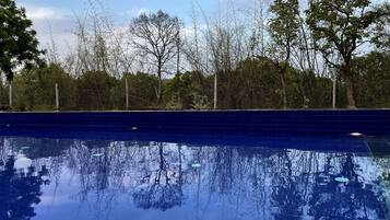 Kolam renang outdoor, dengan kursi berjemur