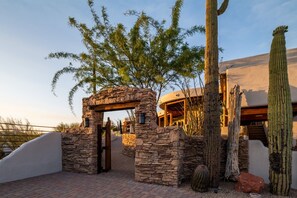 المنطقة المحيطة بالمنشأة