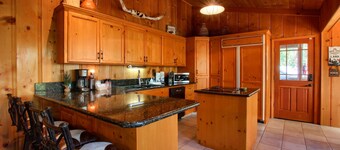 Willow Cove Lodge- 5 bedrooms with a hot tub!