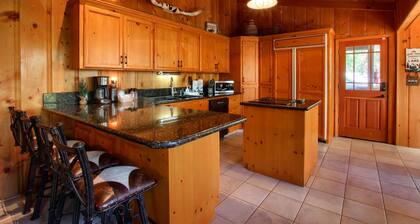 Willow Cove Lodge- 5 bedrooms with a hot tub!