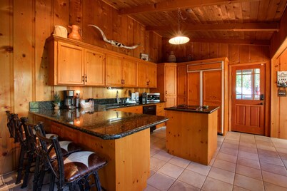 Willow Cove Lodge- 5 bedrooms with a hot tub!