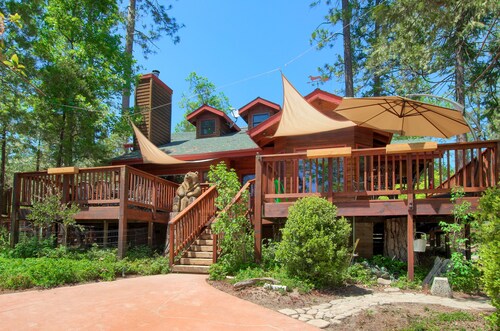 Willow Cove Lodge- 5 bedrooms with a hot tub!
