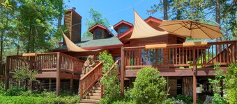 Willow Cove Lodge- 5 bedrooms with a hot tub!
