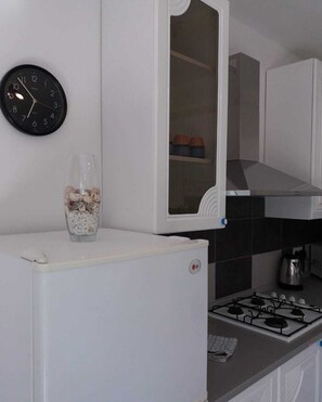 Kühlschrank, Mikrowelle, Ofen, Wasserkocher mit Kaffee-/Teezubehör
