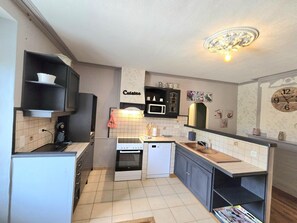 Réfrigérateur, four à micro-ondes, un four, lave-vaisselle