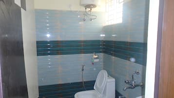 Deluxe Double Room | Bathroom | Shower, towels, soap