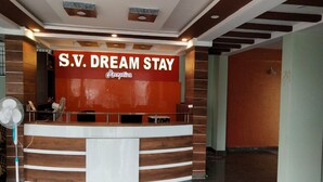 Una mesa de recepción con un cartel que dice 'S.V. Dream Stay Reception'.