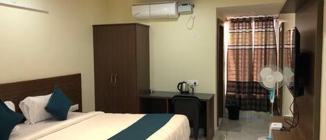 Shared Dormitory | Premium bedding, individually furnished, bed sheets
