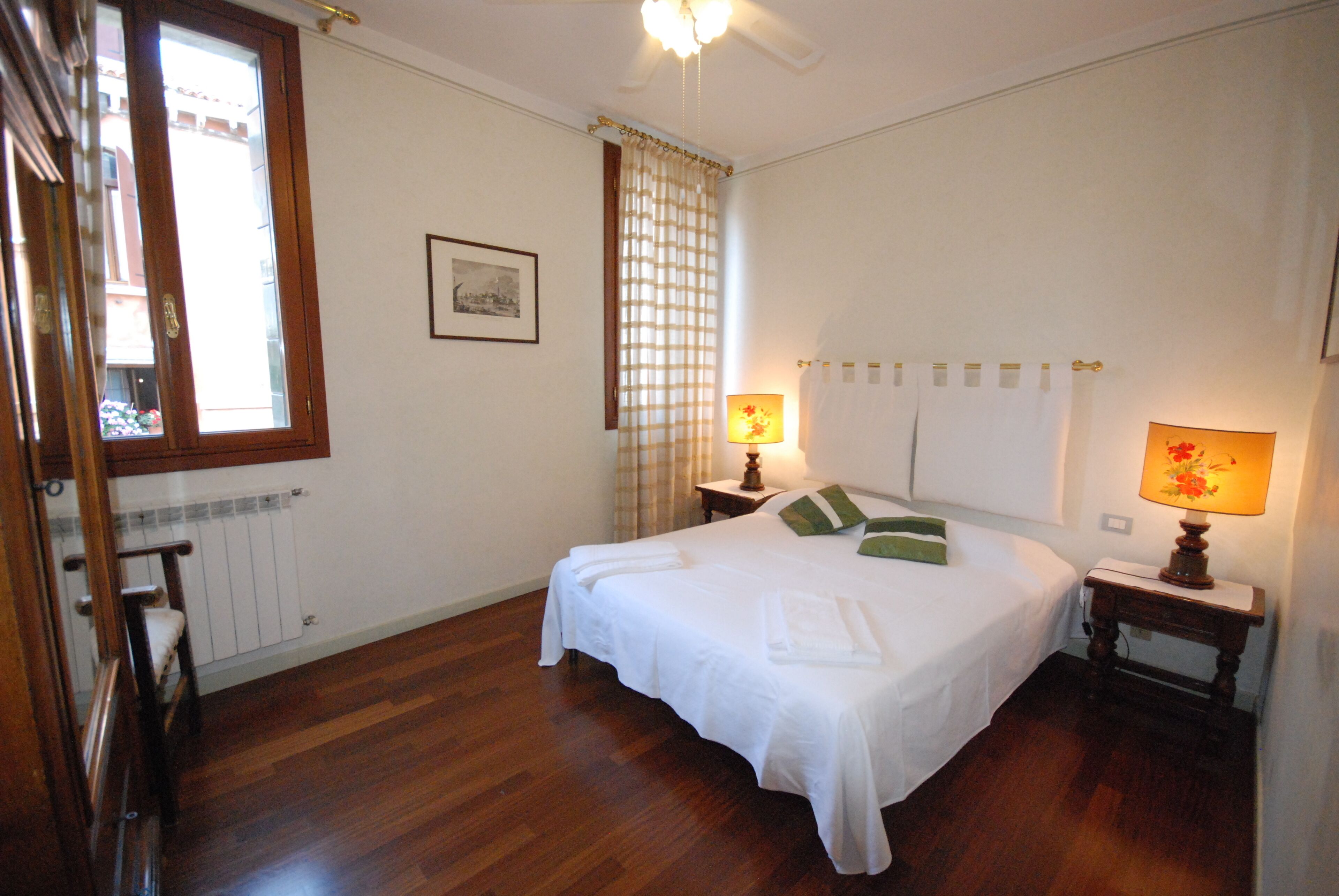 1 chambre, fer et planche à repasser, lit parapluie, Wi-Fi gratuit