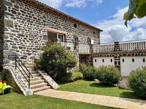 Charming Country Retreat: 3 Ensuite Bedrooms, Terrace, BBQ, Pet-Friendly, Fiber WiFi, Near Puy-en-Velay