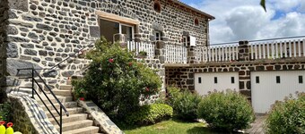 Charming Country Retreat: 3 Ensuite Bedrooms, Terrace, BBQ, Pet-Friendly, Fiber WiFi, Near Puy-en-Velay